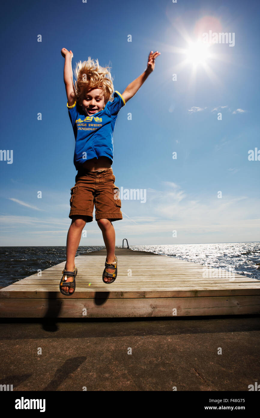 Junge auf einem Steg, Schweden. Stockfoto