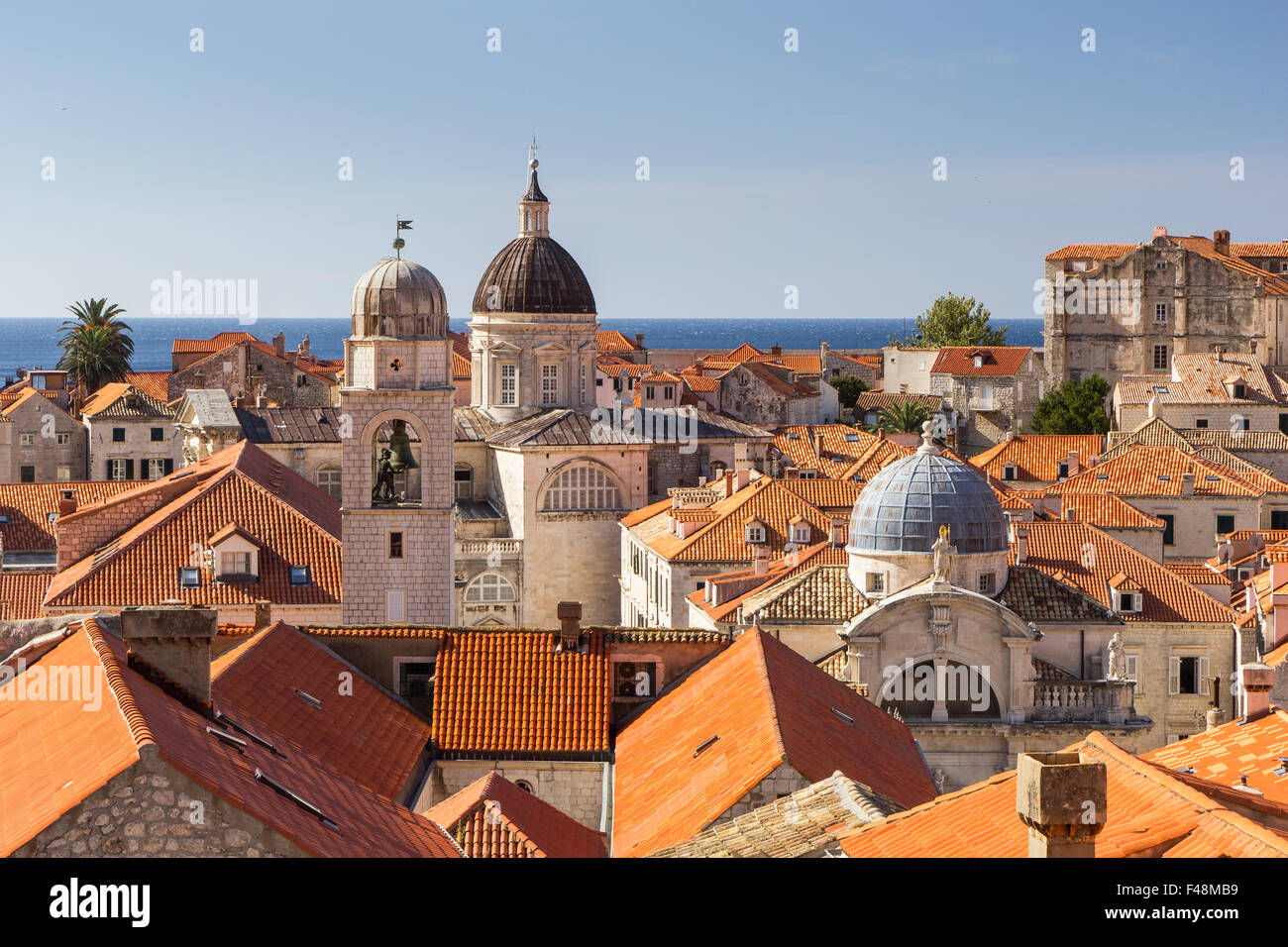 Old Town Skyline mit roten Dächern und Kirchen und Kathedralen Türme in Dubrovnik, Kroatien. Stockfoto