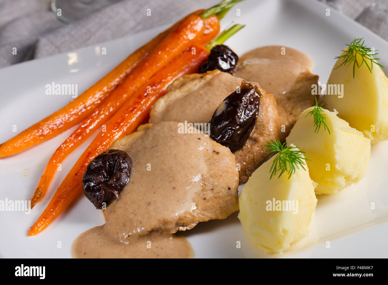 Schweinefilet in Pflaumensauce Stockfoto