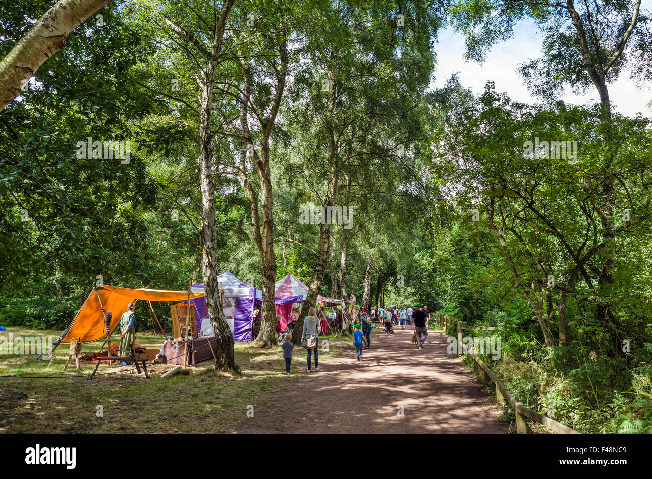 Besucher am Robin Hood-Festival im August 2015, Sherwood Forest Country Park, Edwinstowe, Nottinghamshire, England, UK Stockfoto