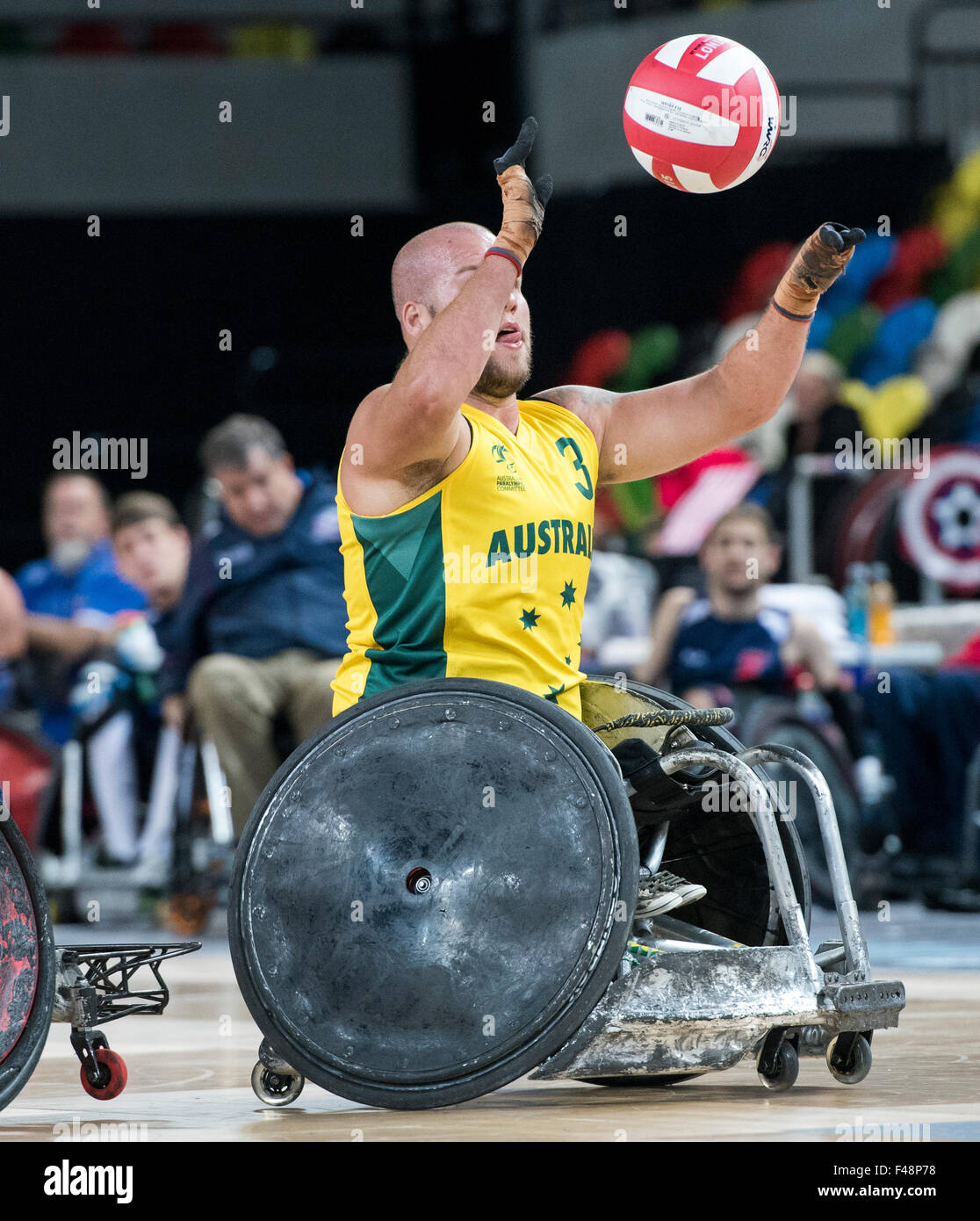 London, UK. 15. Oktober 2015. Ryley Batt Australiens fängt den Ball während der BT-Welt Rollstuhl Rugby Challenge 2015 Halbfinalspiel zwischen Australien und den USA in der Kupfer-Box-Arena auf Donnerstag, 15. Oktober 2015. Bildnachweis: Brandon Griffiths/Alamy Live-Nachrichten Stockfoto