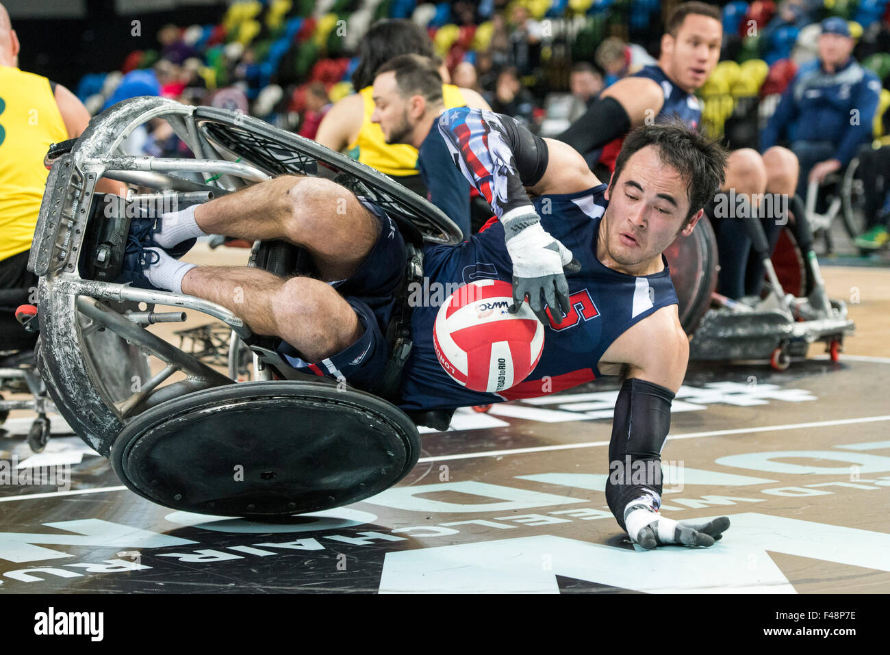 London, UK. 15. Oktober 2015. Chuck Aoki von den USA bekommt von Ryley Batt von Australien während der BT-Welt Rollstuhl Rugby Challenge 2015 Halbfinalspiel zwischen Australien und den USA in der Kupfer-Box-Arena am Donnerstag, 15. Oktober 2015 klopfte. Bildnachweis: Brandon Griffiths/Alamy Live-Nachrichten Stockfoto