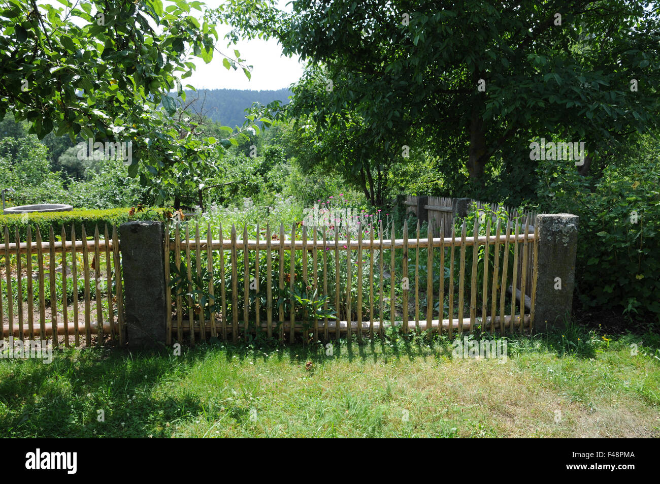 Holzzaun des bauerngartens Fotos und Bildmaterial in hoher Auflösung