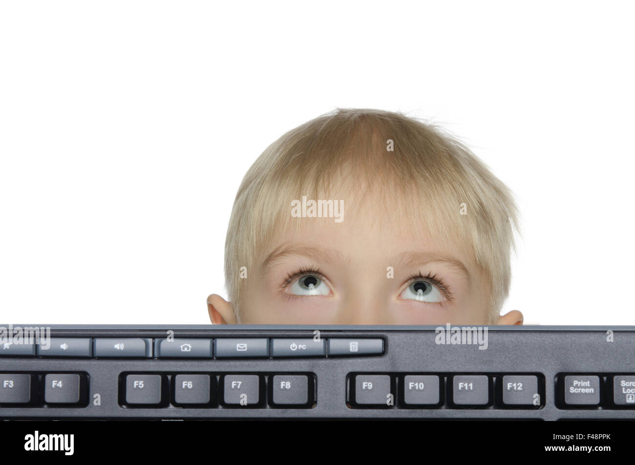 Blonder Junge mit der Tastatur nach oben Stockfoto