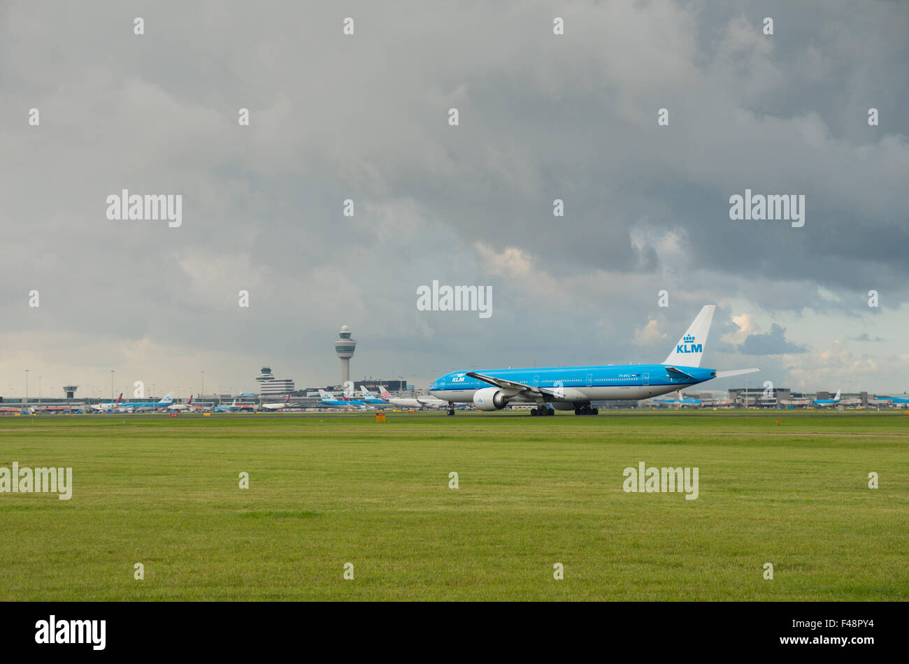 AMSTERDAM - 28. August 2015: KLM Flugzeug bereit zum Abflug am Flughafen Amsterdam. Es gibt 163 Destinationen serv Stockfoto