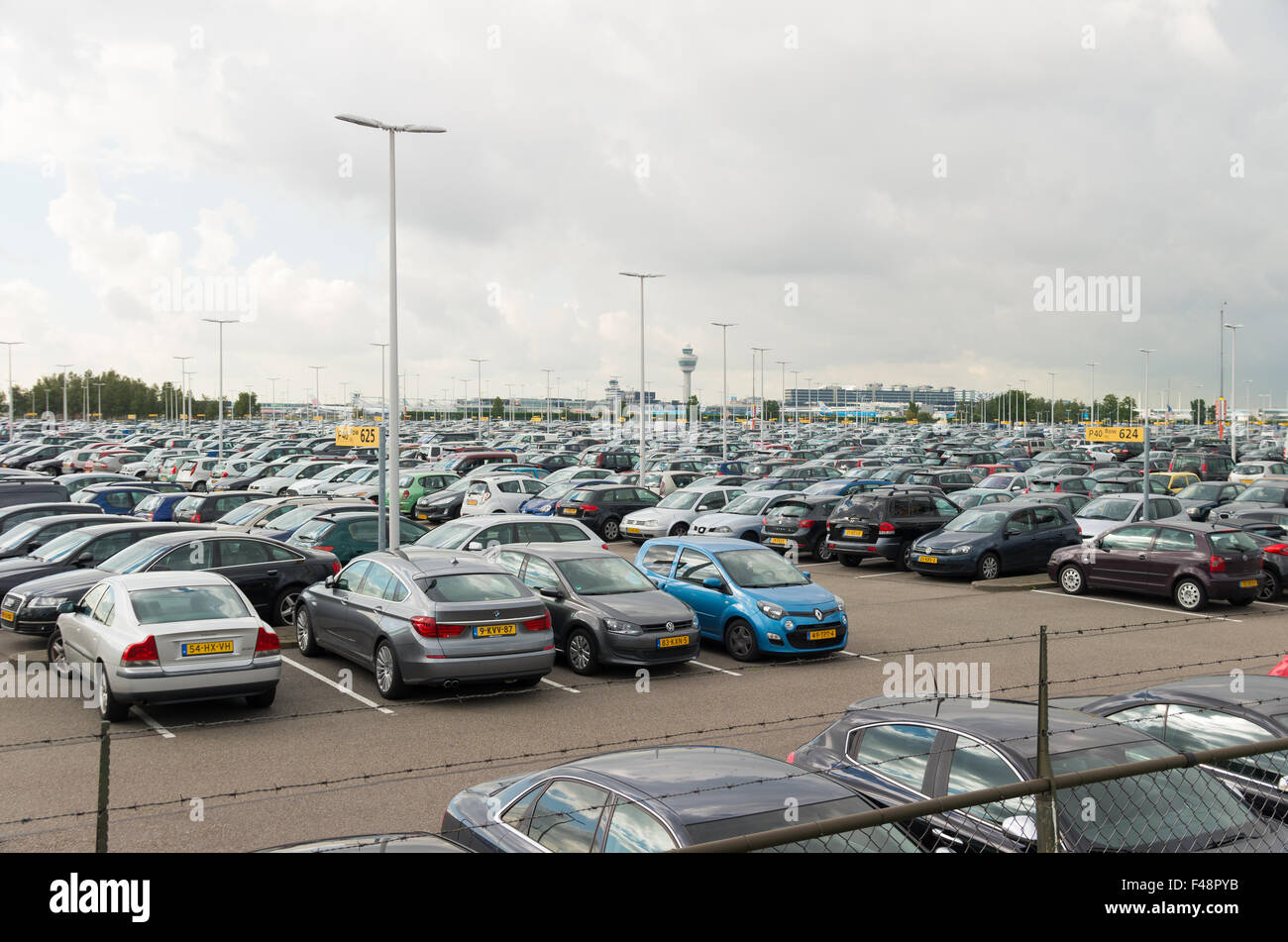 AMSTERDAM - 28. August 2015: Parkplatz für Langzeitparker am internationalen Flughafen Amsterdam schiphol Stockfoto