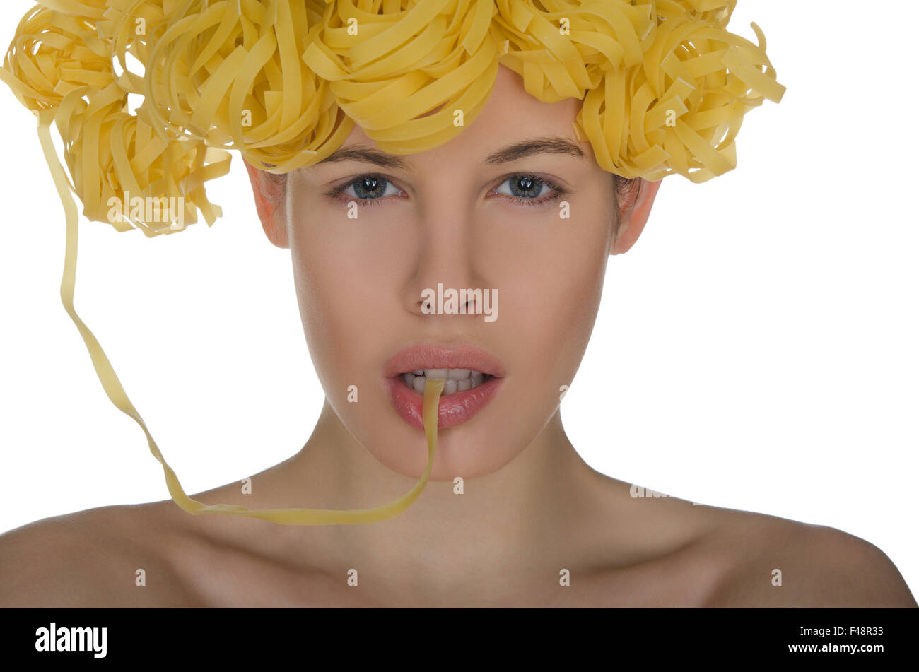 Junge Frau mit den Haaren Spaghetti Stockfoto