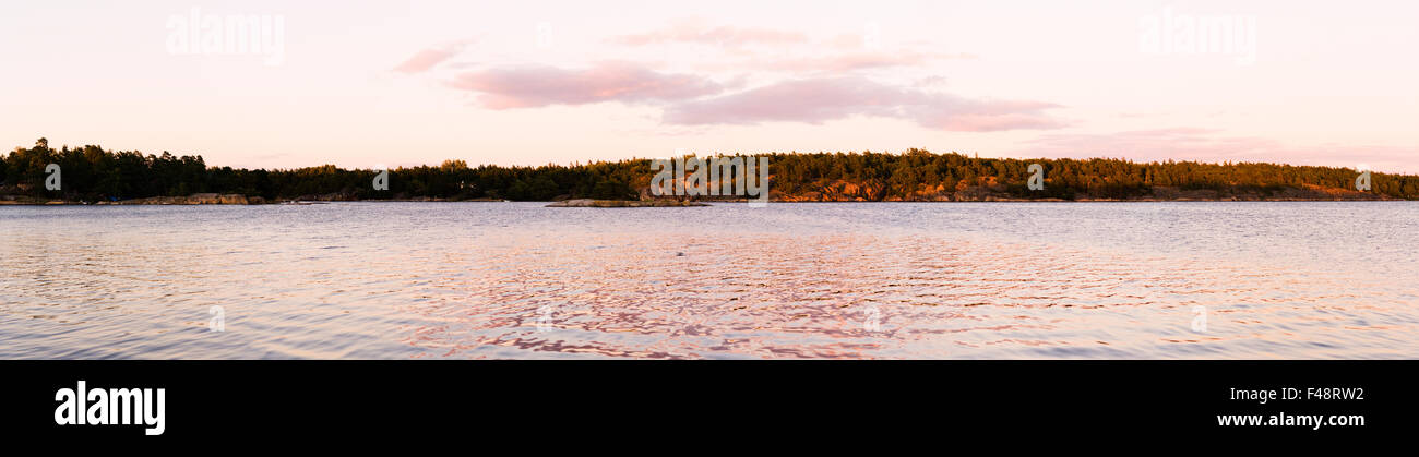 Blick über eine Insel in den Schären Stockfoto