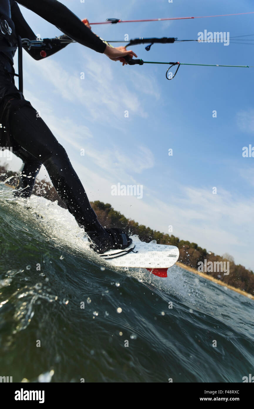 Eine Person Kite-surfen, Schweden. Stockfoto
