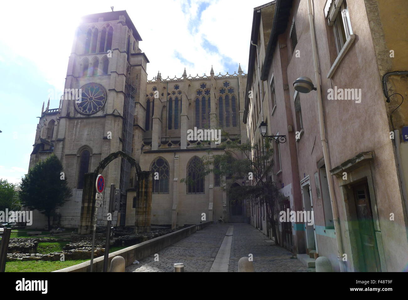 Rue Mandelot und Cathédrale Saint-Jean-Baptiste in Vieux Lyon Stockfoto Rue Mandelot und Cathédrale Saint-Jean-Baptiste in Vieux Lyon Stockfoto