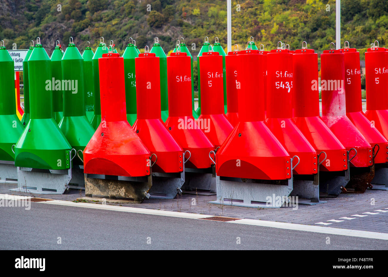 Bojen, Fairway Markierungen, den Schiffsverkehr auf dem Rhein, Wasser und Versand Büro, Bauhof in St. Goar, Rheintal Stockfoto