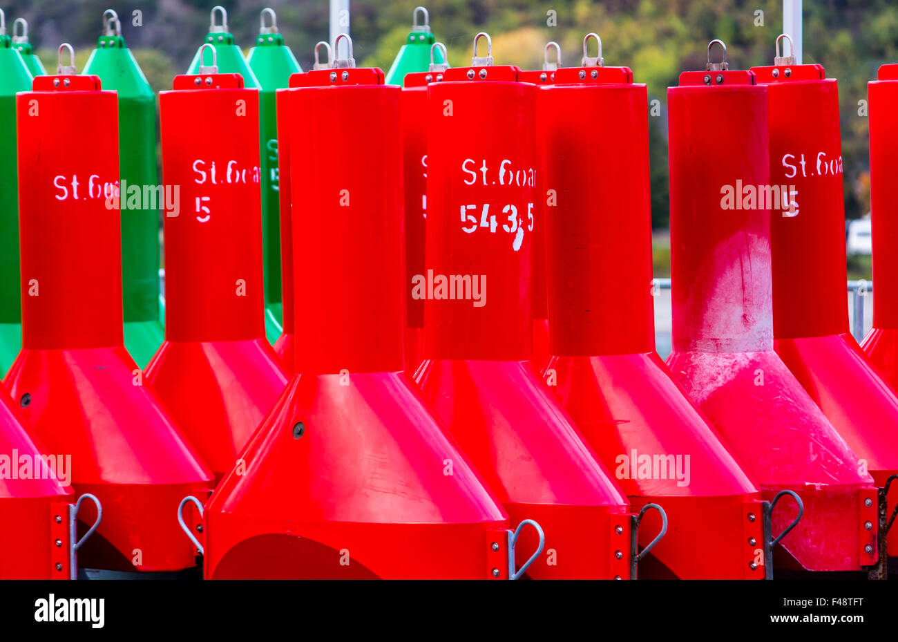 Bojen, Fairway Markierungen, den Schiffsverkehr auf dem Rhein, Wasser und Versand Büro, Bauhof in St. Goar, Rheintal Stockfoto