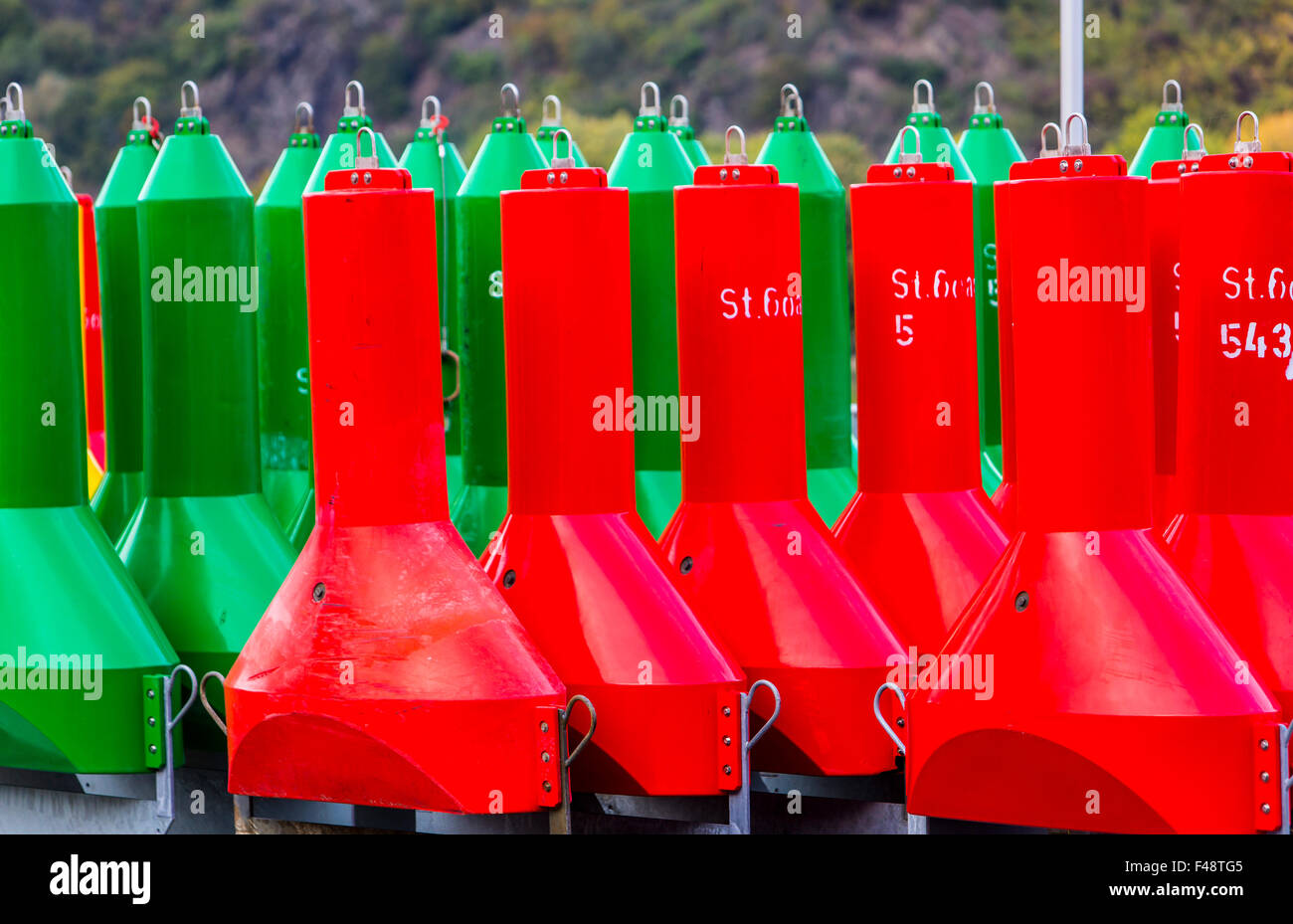 Bojen, Fairway Markierungen, den Schiffsverkehr auf dem Rhein, Wasser und Versand Büro, Bauhof in St. Goar, Rheintal Stockfoto