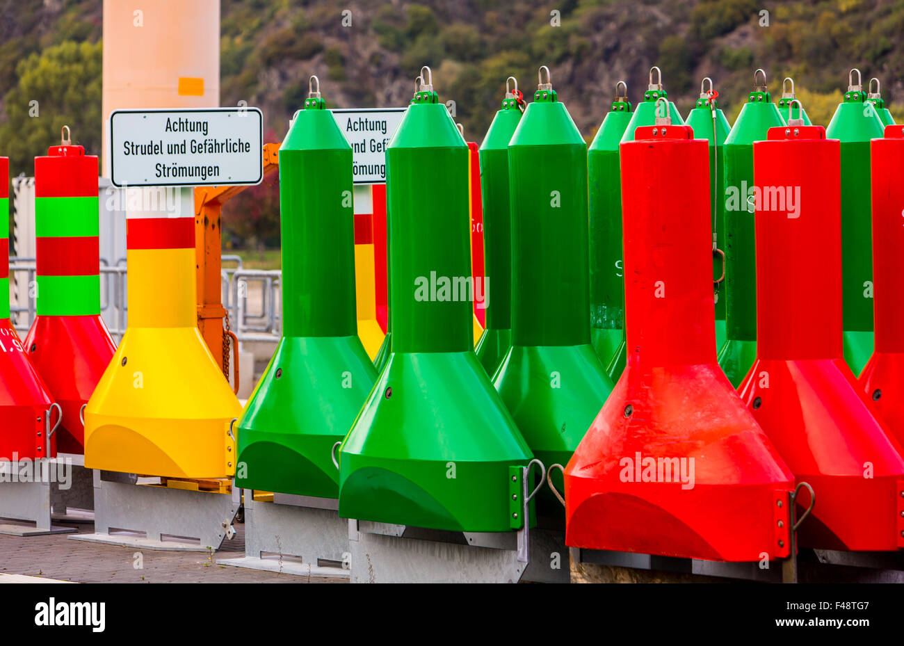 Bojen, Fairway Markierungen, den Schiffsverkehr auf dem Rhein, Wasser und Versand Büro, Bauhof in St. Goar, Rheintal Stockfoto