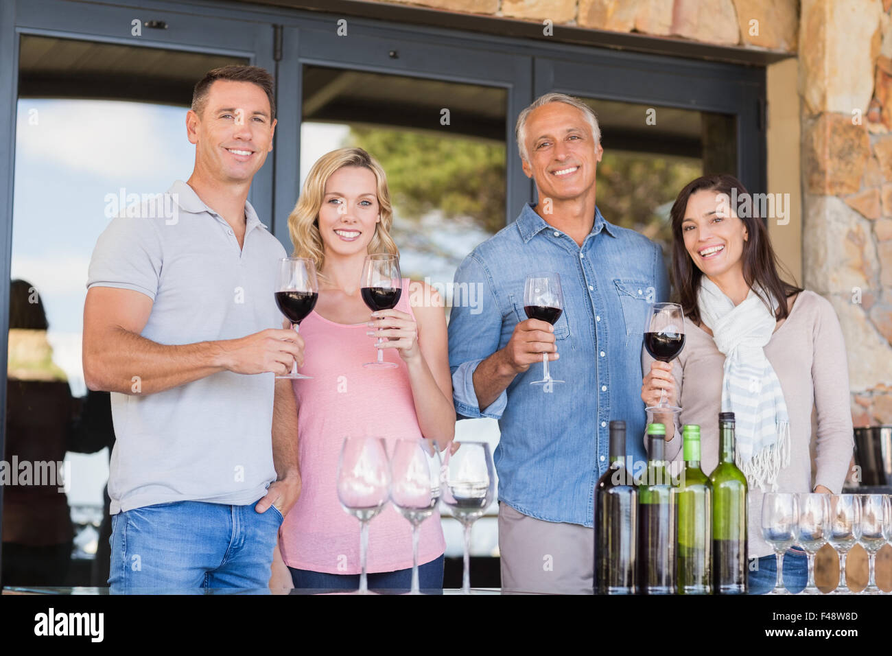 Porträt des Lächelns Gruppe stand hinter der Theke Stockfoto