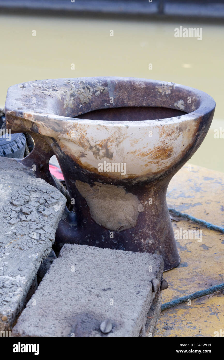 Toilette, die aus einem Kanal in England entfernt wurde Stockfoto