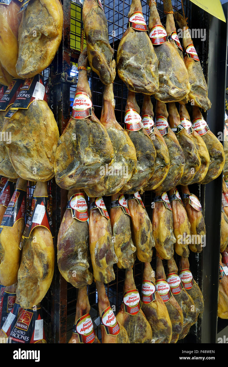 Schinken Jamon Iberico iberischen Schinken hängen in Spanien spanische Supermarkt Stockfoto