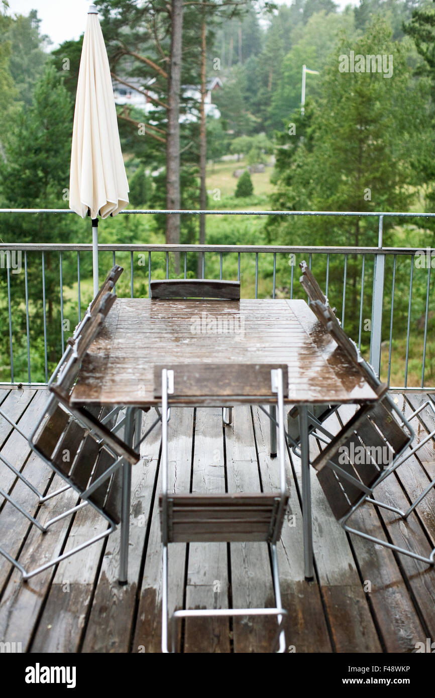 Veranda im Regen, Schweden. Stockfoto