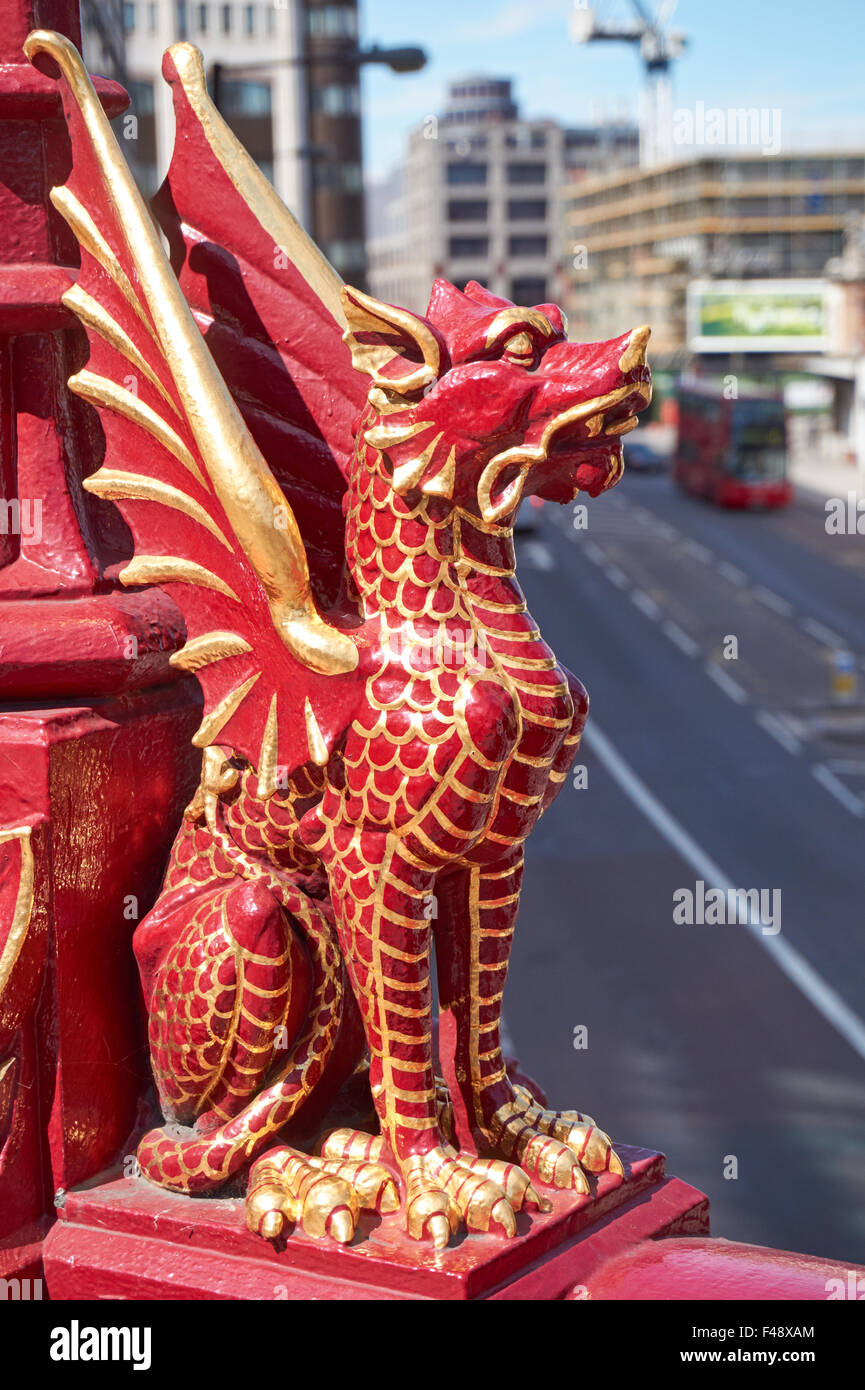 Roter und goldener Drachen Skulptur auf Holborn Viaduct, London England Vereinigtes Königreich UK Stockfoto