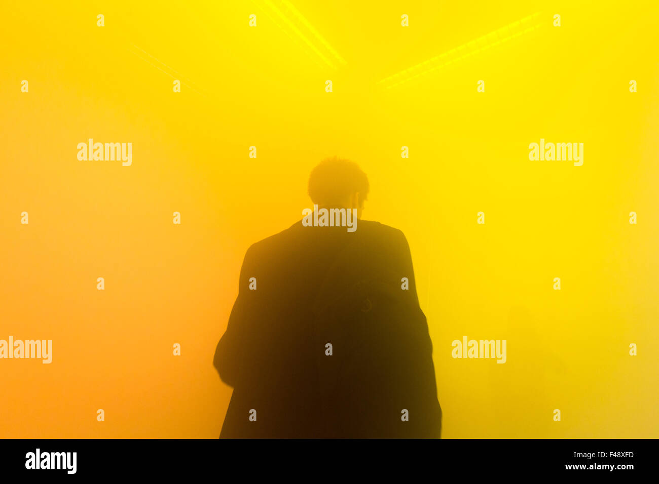 London, UK. 15. September 2015. "YellowBluePink" Nebel, Licht und Farbe abstrakte Installation des Künstlers Ann Veronica Janssens um willkommen Sammlung Credit öffnet: Guy Corbishley/Alamy Live News Stockfoto