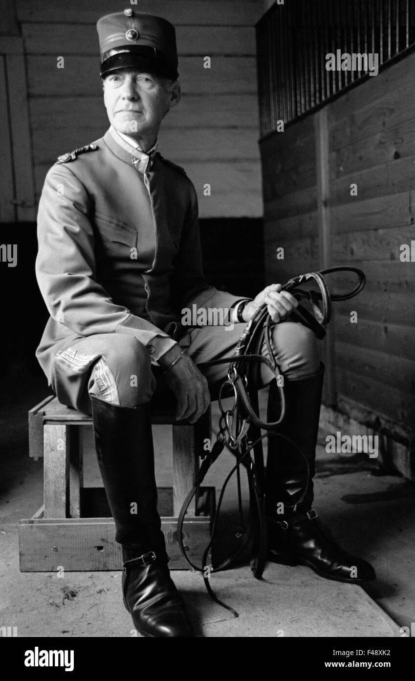 Ein Mann in Uniform im Stall Stockfoto