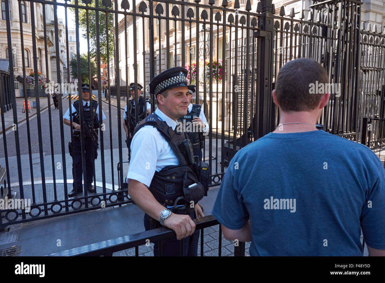 Polizei außerhalb Nummer 10 Downing Street, London England Vereinigtes Königreich UK Stockfoto