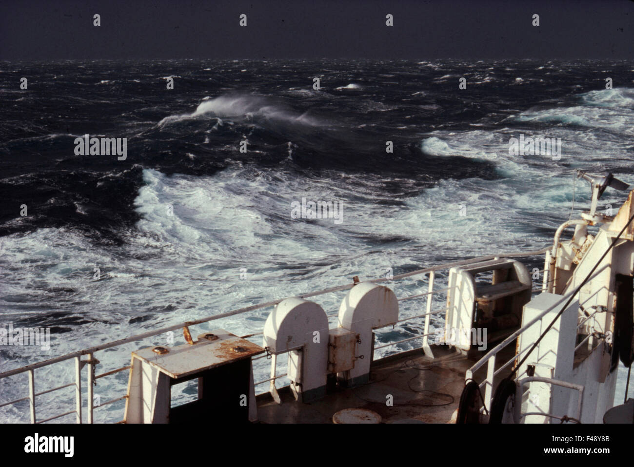 AJAXNETPHOTO. AUF HOHER SEE, ENGLISCHER KANAL. -WINDSTÄRKE - STRONG WESTLICH WINDET SICH EINE WÜTENDE MEER AUS DEM DECK EINES SCHIFFES PEITSCHE. FOTO: JONATHAN EASTLAND/AJAX REF: 891662 4 Stockfoto