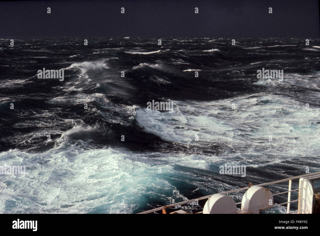 AJAXNETPHOTO. AUF HOHER SEE, ENGLISCHER KANAL. -WINDSTÄRKE - STRONG WESTLICH WINDET SICH EINE WÜTENDE MEER AUS DEM DECK EINES SCHIFFES PEITSCHE. FOTO: JONATHAN EASTLAND/AJAX REF: 891667 4 Stockfoto