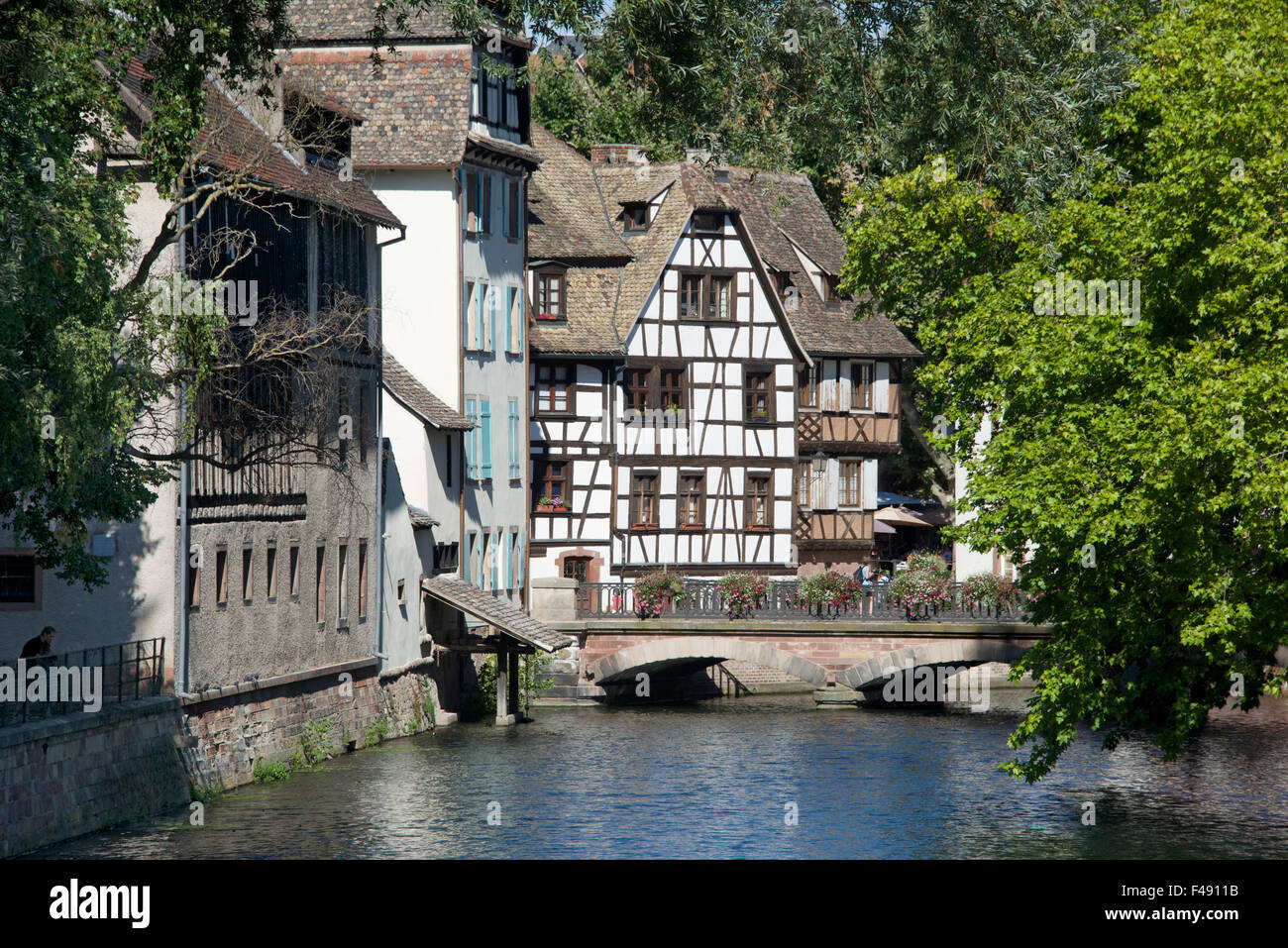 Traditionelle halbe Fachwerkhaus Riverside Gebäude Fluss Ill Petite France Straßburg Elsass Frankreich Stockfoto