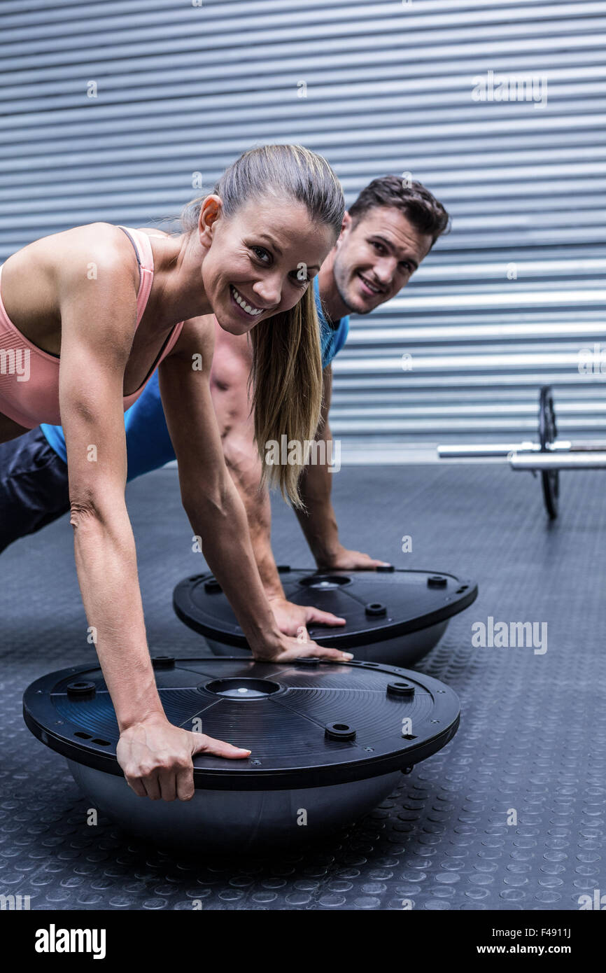 Muskuläre paar Bosu Ball Übungen Stockfoto