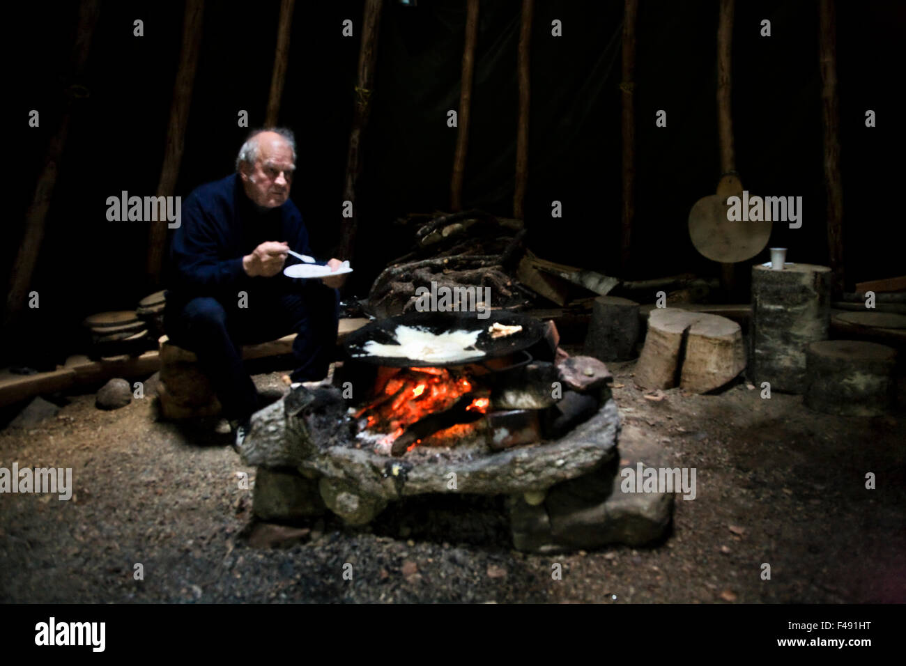 Ein Mann in einem Zelt, Essen, Finnland. Stockfoto