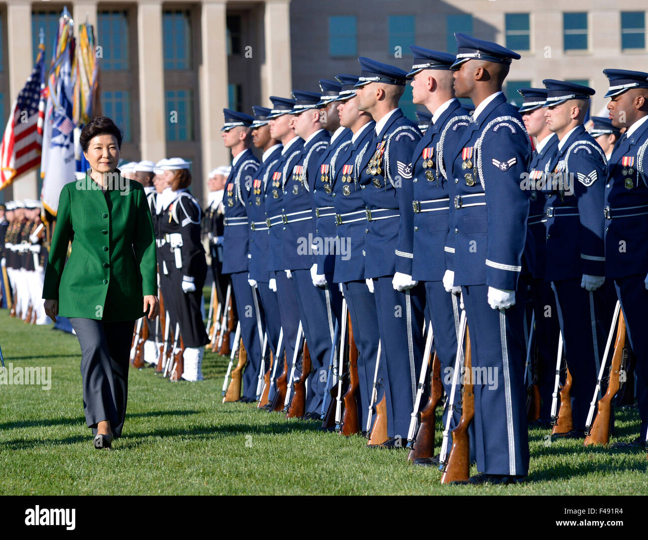 Washington, DC, USA. 15. Oktober 2015. Südkoreas President Park Geun-Hye (L) nimmt an einer militärischen Ehren Ankunft Zeremonie von US-Verteidigungsminister Ash Carter auf das Pentagon, Washington, DC, USA, 15. Oktober 2015. Bildnachweis: Yin Bogu/Xinhua/Alamy Live-Nachrichten Stockfoto