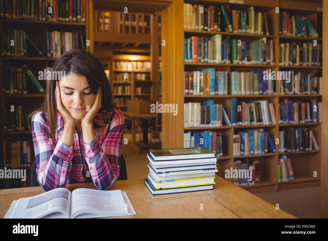 Weiblicher Studierender in Bibliothek Stockfoto