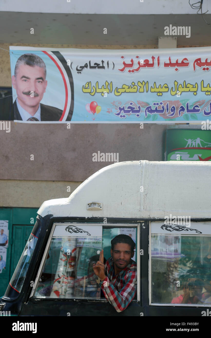 Minya, Ägypten. 15. Oktober 2015. Ein ägyptische Fahrer stellt sich als ein Banner eines Kandidaten für den bevorstehenden Parlamentswahlen in Stadt Zentrum von El-Minya, Ägypten, am 15. Oktober 2015 vorbei. Lang ersehnte Parlamentswahl in Ägypten erfolgt in zwei Etappen über 27 Provinzen des Landes. Die erste Etappe über 14 Provinzen findet am Okt. 18 und 19, während die zweite für den Rest 13 Provinzen am 22. November und 23. Bildnachweis: Ahmed Gomaa/Xinhua/Alamy Live-Nachrichten Stockfoto