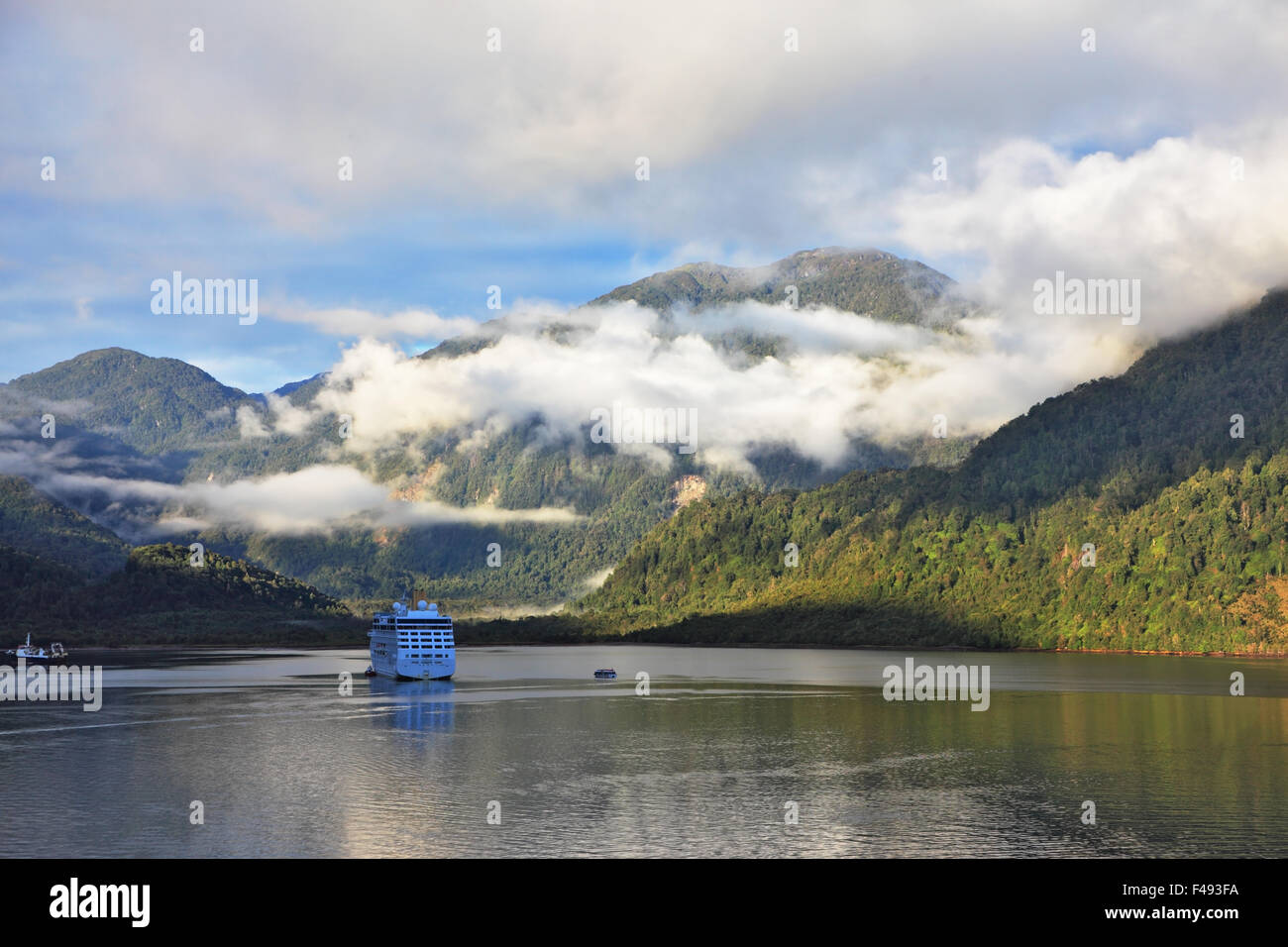 Das Touristenboot aufgehende Sonne beleuchtet Stockfoto