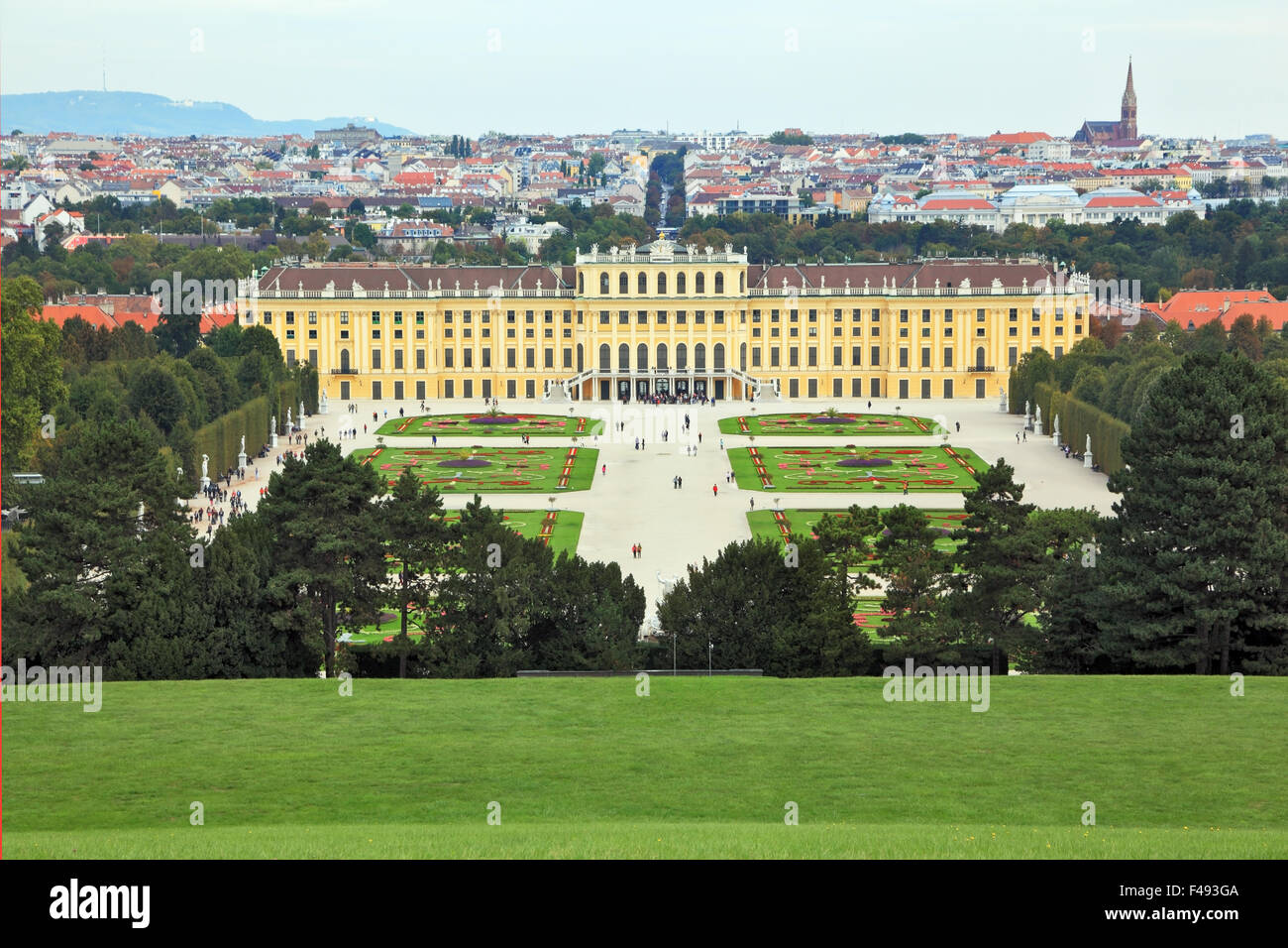 Palast und Blume Betten in großzügigen Stockfoto