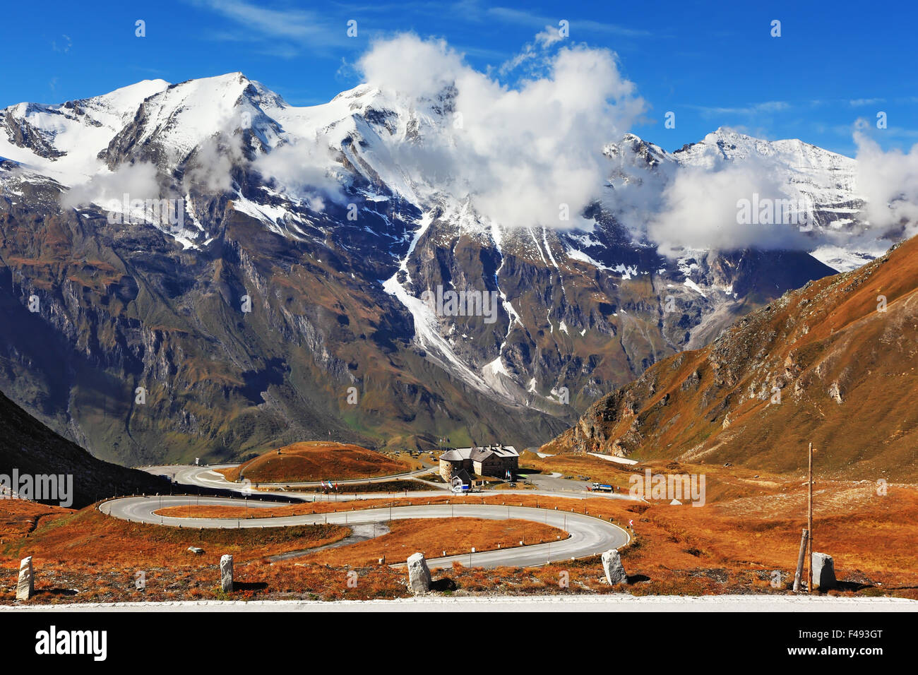 Idealnoye Highway rollt hoch in Berge Stockfoto