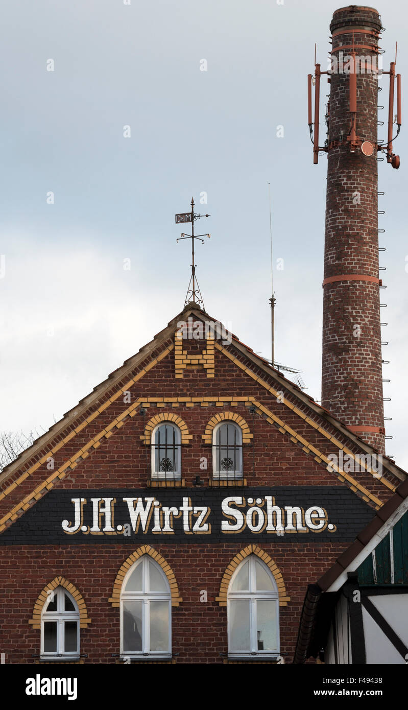 Historischen j.h. Wirtz Sohne Fabrik jetzt Wohnungsbau mit Telekommunikation Masten montiert an den Schornstein Stockfoto
