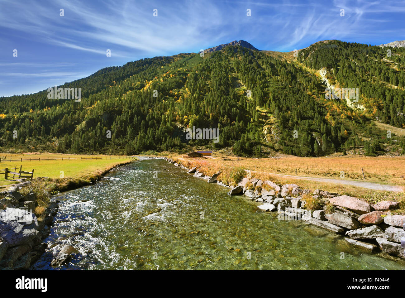 Krimmler Wasserfälle in Alpen starten Stockfoto