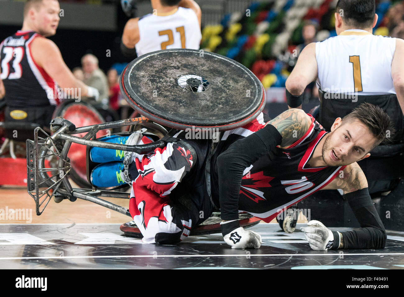 London, UK. 15. Oktober 2015. Trevor Hirschfield Kanadas wird während der BT-Welt Rollstuhl Rugby Challenge 2015 Halbfinalspiel zwischen Deutschland und Japan in der Kupfer-Box-Arena auf Donnerstag, 15. Oktober 2015 umgestoßen. Bildnachweis: Brandon Griffiths/Alamy Live-Nachrichten Stockfoto