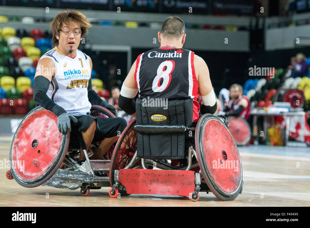 London, UK. 15. Oktober 2015. Daisuke Ikezaki von Japan schlägt die Seite von Michael Whitehead von Kanada während der BT-Welt Rollstuhl Rugby Challenge 2015 Halbfinalspiel zwischen Deutschland und Japan in der Kupfer-Box-Arena auf Donnerstag, 15. Oktober 2015. Bildnachweis: Brandon Griffiths/Alamy Live-Nachrichten Stockfoto