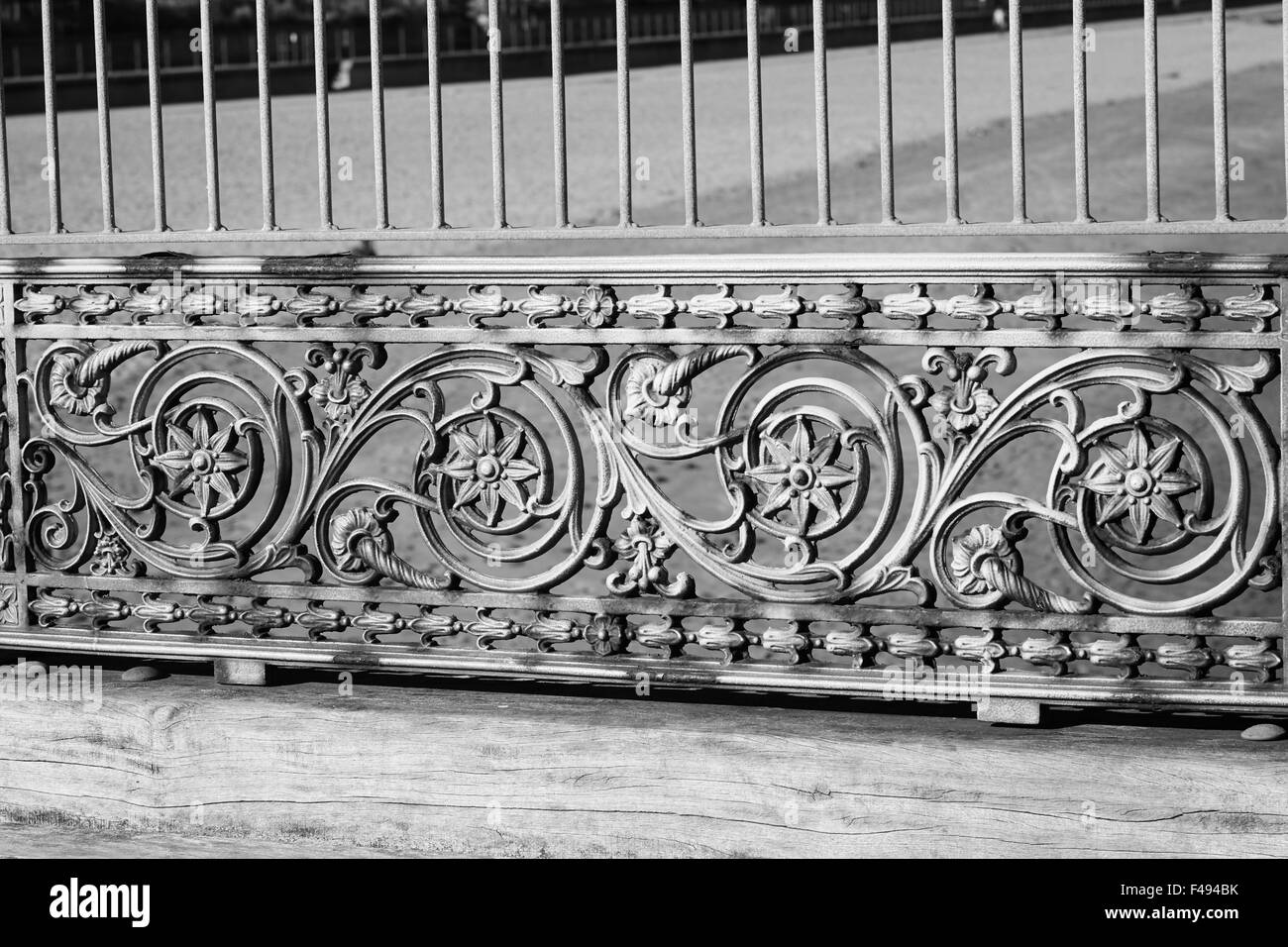 Nahaufnahme von kunstvollen Details der Metallgeländer am Pier in Skegness, Lincolnshire, England, UK. Stockfoto