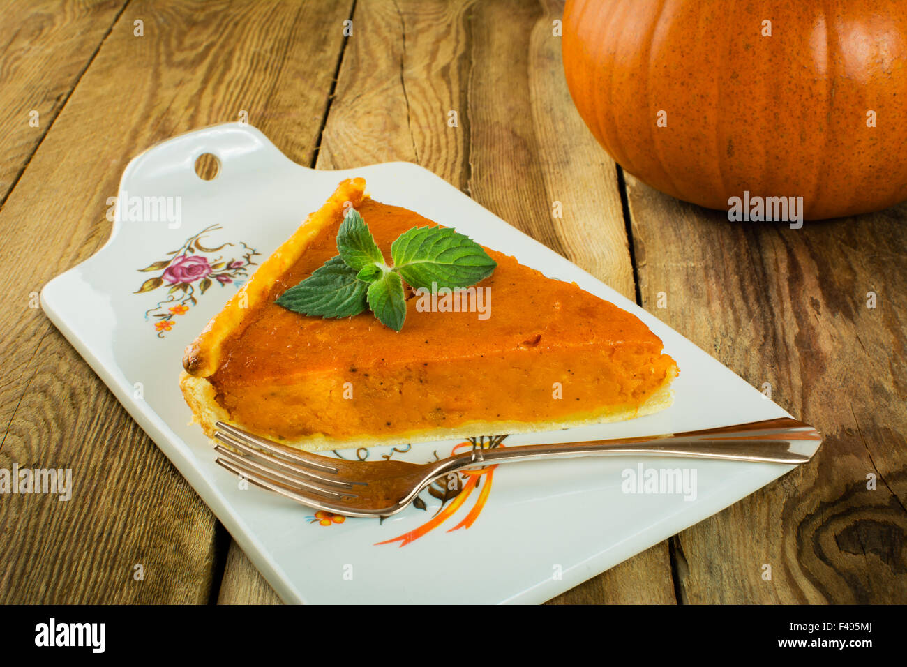 Thanksgiving Kürbiskuchen Slice, Minze auf einem hölzernen Hintergrund Stockfoto