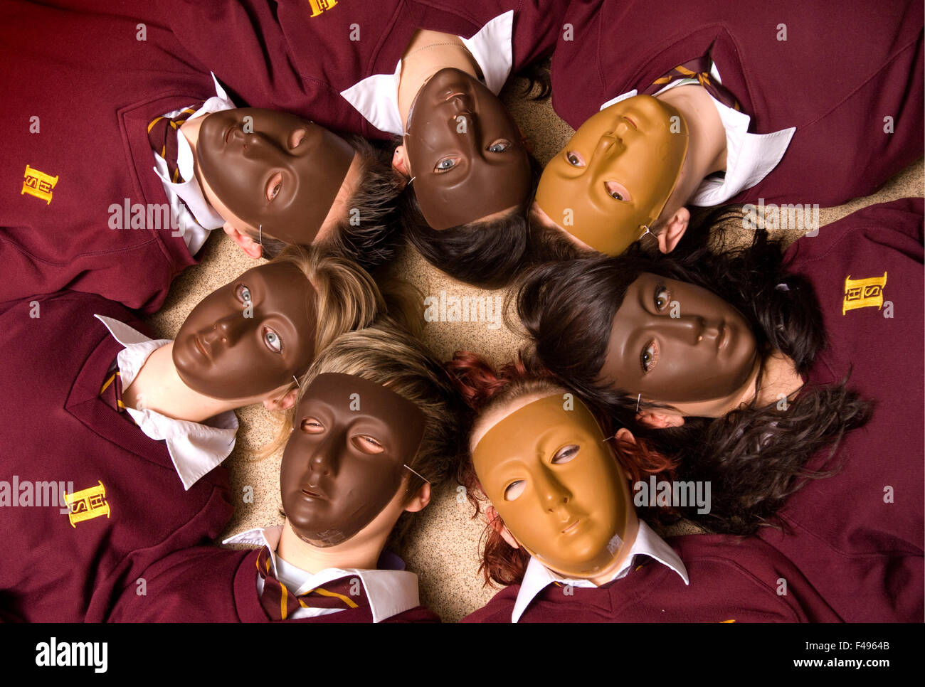 Hanham high school drama Klasse, mit Mädchen tragen Masken und liegt im Kreis. Eine britische Bildung Lernen im Klassenzimmer Schüler Schüler Gruppe Stockfoto