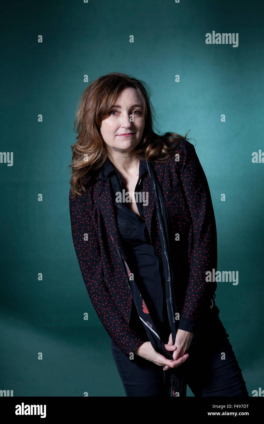 Viviane Katrina Louise "Viv" Albertine, britischer Sänger und Songwriter, bekannt als Gitarrist für die englische Punk-Band The Slits, an das Edinburgh International Book Festival 2015. Edinburgh, Schottland. 23. August 2015 Stockfoto