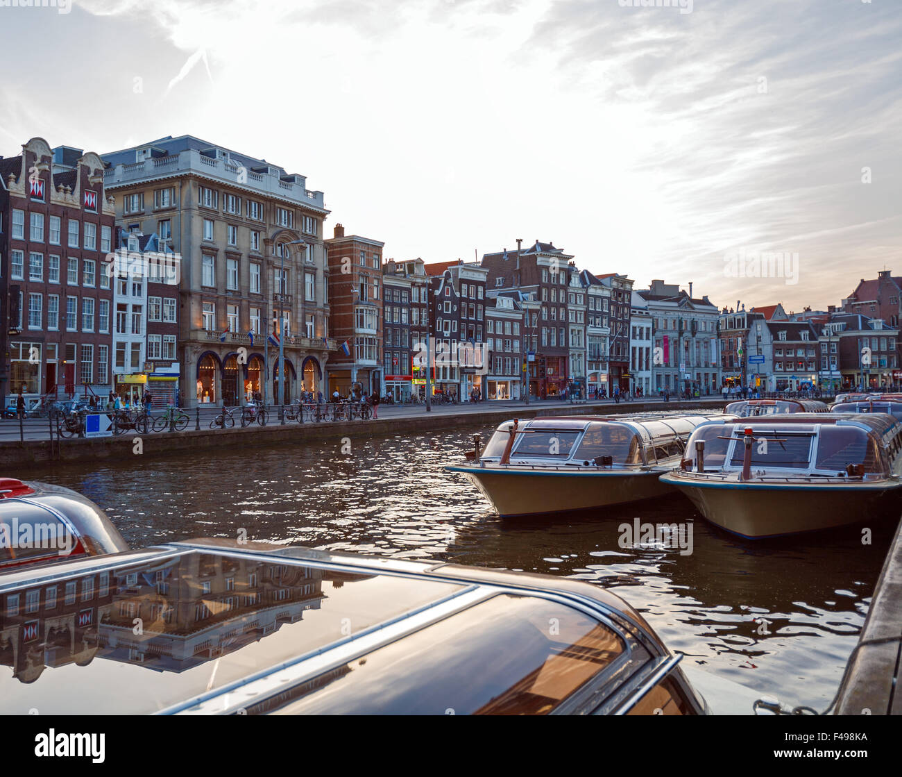 Vintage Häusern und Booten auf Kanälen System nach Sonnenuntergang, Amsterdam Stockfoto