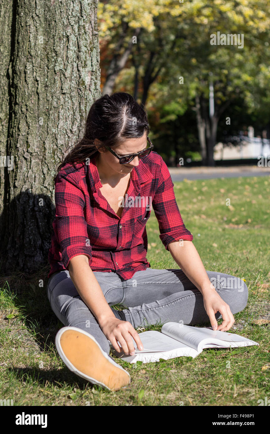 Frauen lesen Buch studieren im Herbst im freien Stockfoto