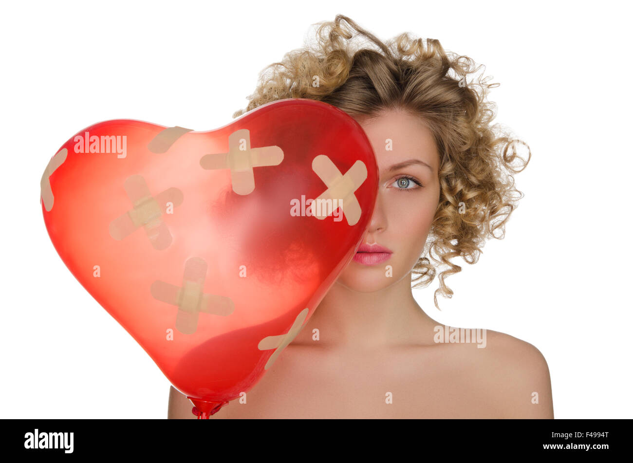 Ballon in Form von Herzen und Frau verletzen Stockfoto
