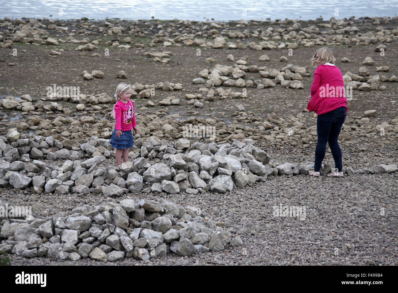 Spielen am Ufer des Carsington Wasser in Derbyshire Stockfoto
