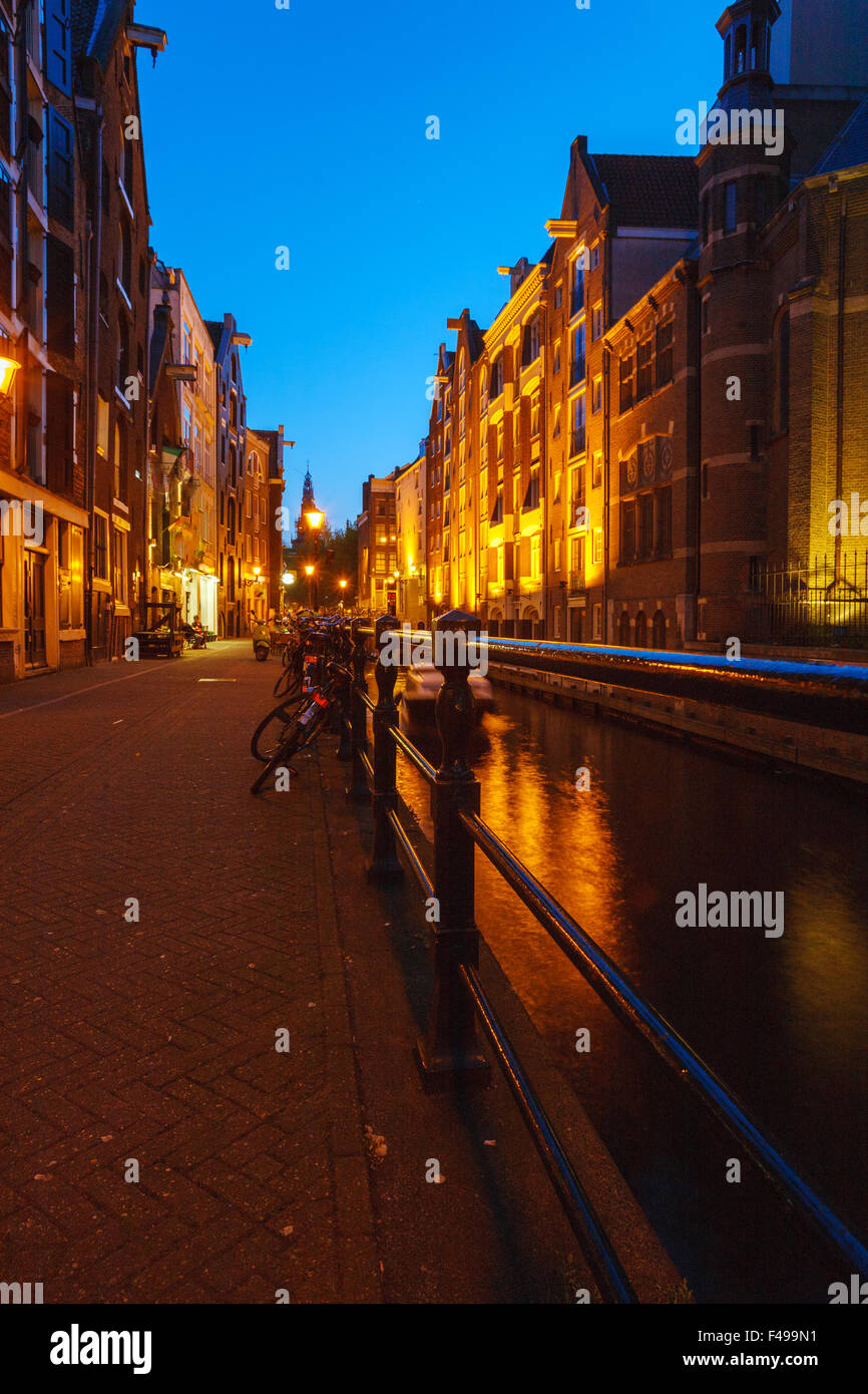 Vintage Häuser und Boot auf Kanälen System nach Sonnenuntergang, Amsterdam Stockfoto